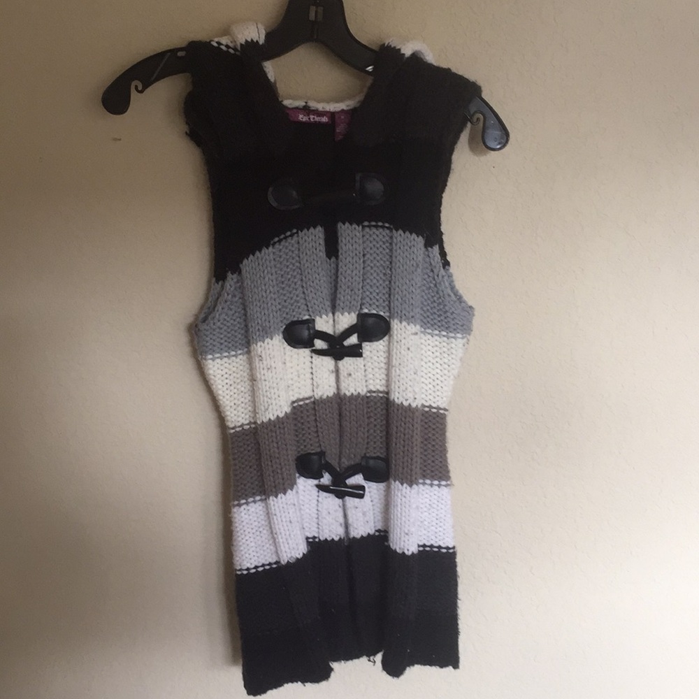 🔵MOVEOUT SALE🔵 striped sweater vest